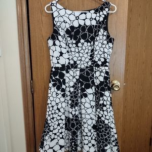 Peck & Peck Sz 8 Black White Floral Classic Princess Pleated Pockets Fit & Flare